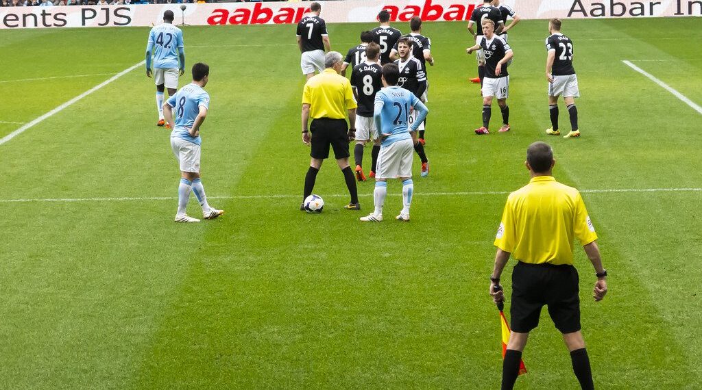 Phạt gián tiếp là gì? Các lỗi đá phạt gián tiếp được quy định như thế nào?