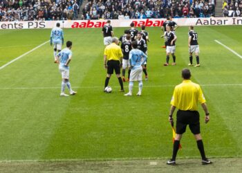 Phạt gián tiếp là gì? Các lỗi đá phạt gián tiếp được quy định như thế nào?