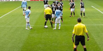 Phạt gián tiếp là gì? Các lỗi đá phạt gián tiếp được quy định như thế nào?