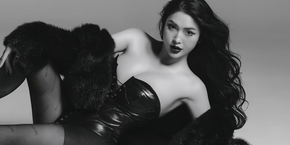 Nữ Booking Quyến Rũ Trong Làng Nightlight Nha Trang