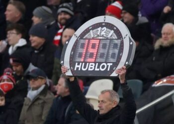 Thời gian bù giờ là gì? Cách tính thời gian bù giờ trong bóng đá