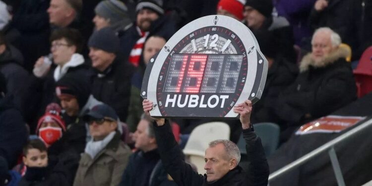 Thời gian bù giờ là gì? Cách tính thời gian bù giờ trong bóng đá